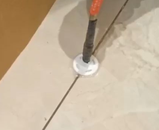 鄂伦春瓷砖空鼓维修公司专业解答瓷砖在铺贴过程中，如果没有涂抹均匀到位的粘结材料（如水泥砂浆或瓷砖胶），可能会导致以下问题
