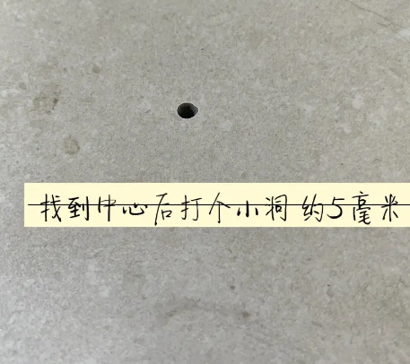 鄂伦春瓷砖空鼓维修公司专业解答在瓷砖铺贴过程中，如果砂料搅拌不均匀，将会带来以下问题