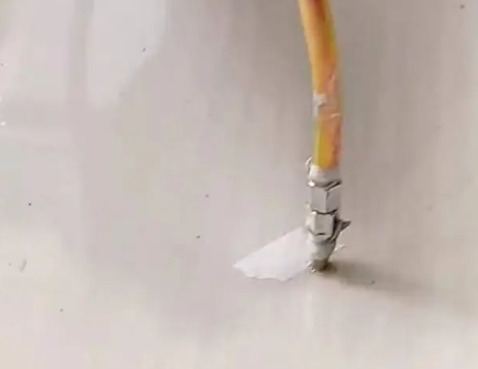 鄂伦春瓷砖空鼓维修公司专业解答在瓷砖铺贴过程中，如果使用的砂料过粗（如全部使用了粗砂），可能会导致以下问题